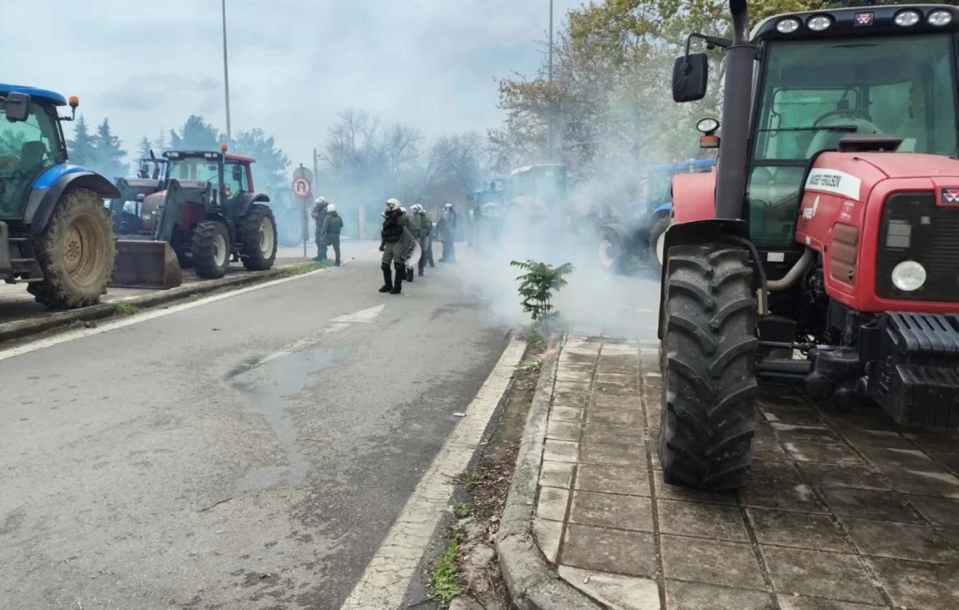 «Πάτα τον»: Η στιγμή που αγρότες κάνουν όπισθεν με τα τρακτέρ προς τους αστυνομικούς &#8211; Ένταση και χημικά στη Θεσσαλονίκη