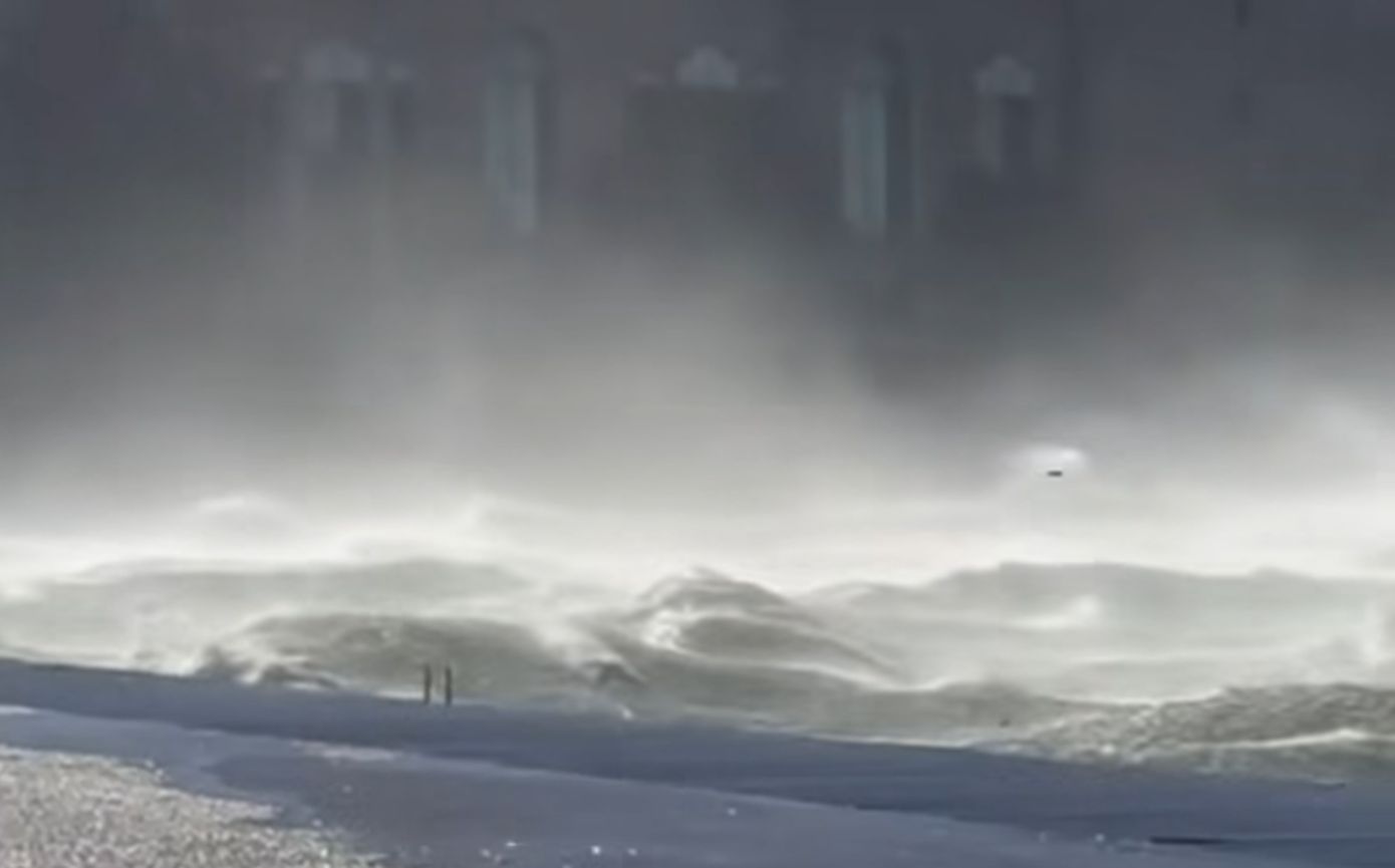 Θυελλώδεις βόρειοι άνεμοι σάρωσαν τη Θεσσαλονίκη και τη Χαλκιδική – Ξεπέρασε τα 100 km/h η ριπή του ανέμου στη Θεσσαλονίκη