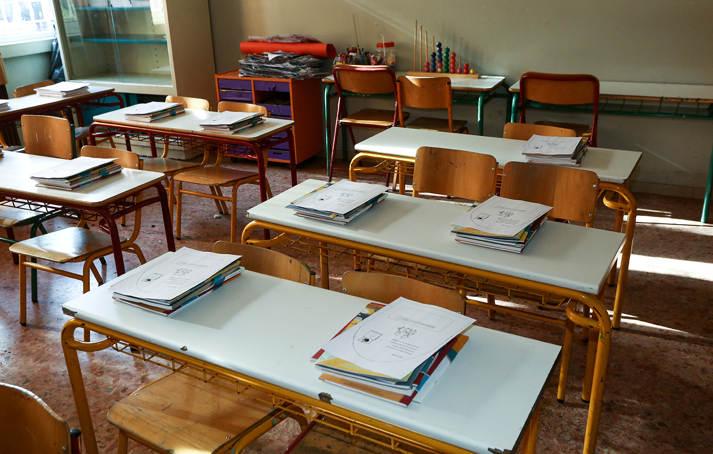 Πολλαπλό βιβλίο στα σχολεία: Τι αλλάζει στην πράξη και για ποιους λόγους μετατίθεται η εφαρμογή του για το 2027