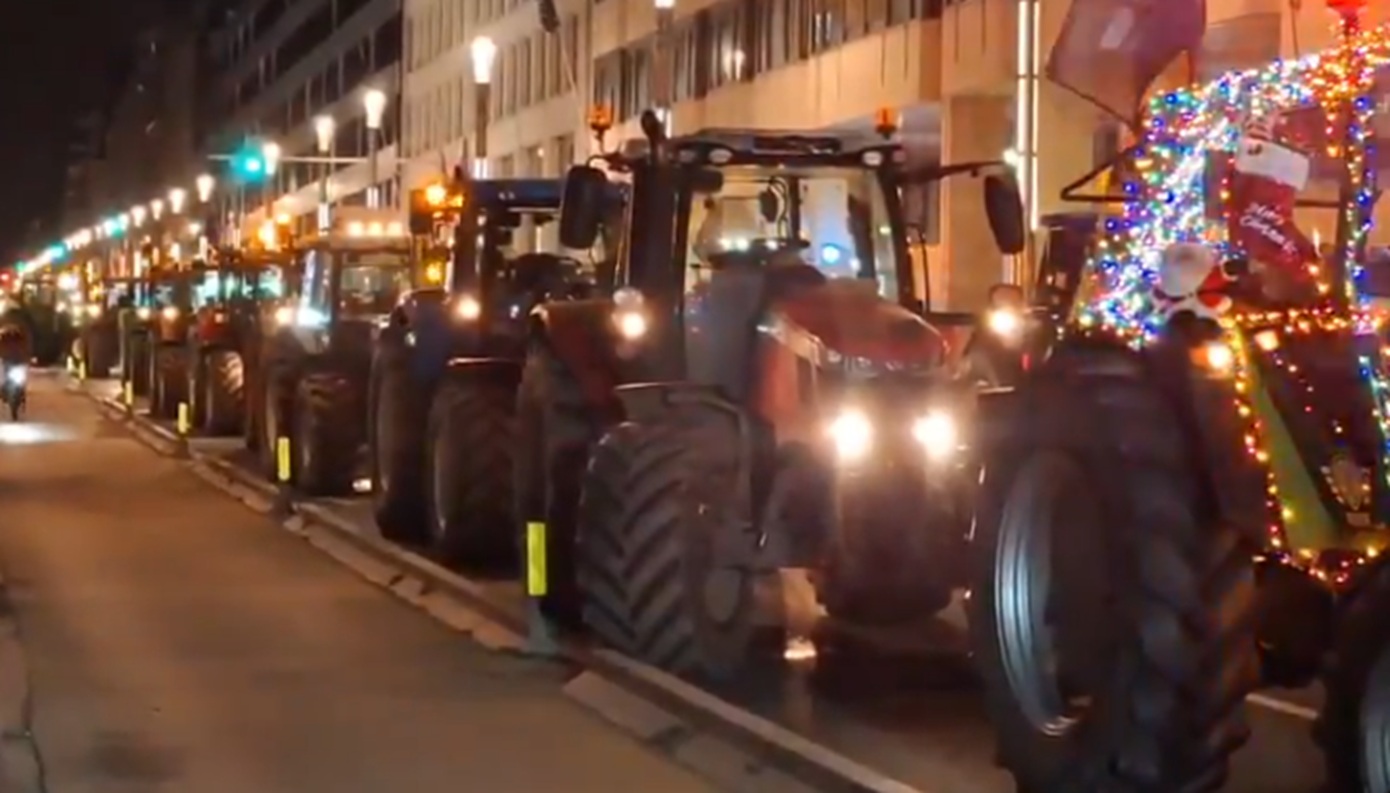 Αγροτικό μπλόκο τα ξημερώματα στις Βρυξέλλες με εκατοντάδες τρακτέρ μπροστά από το Ευρωπαϊκό Συμβούλιο