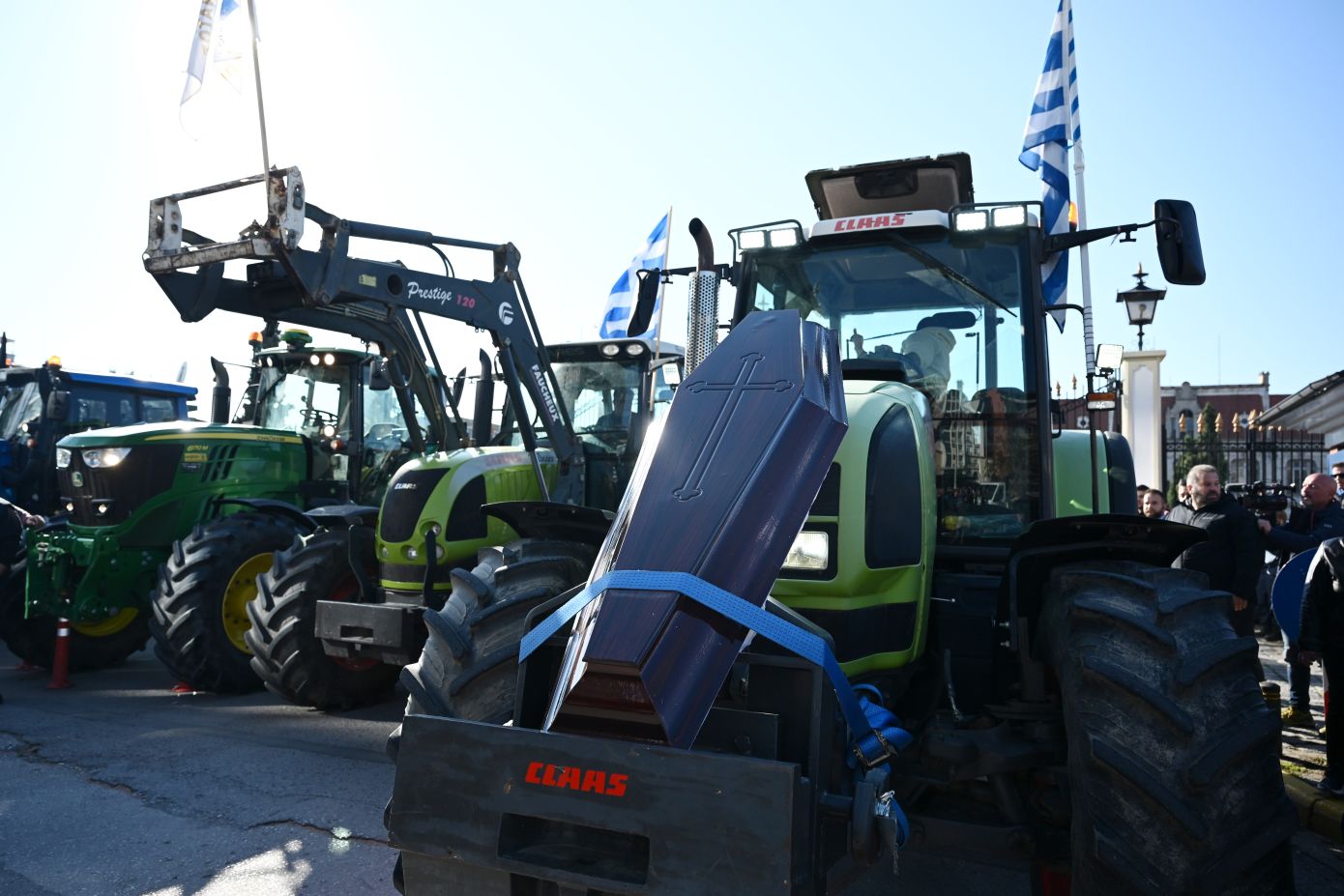 Απόβαση αγροτών με φέρετρα στα τρακτέρ τους στο λιμάνι της Θεσσαλονίκης &#8211; Βίντεο και φωτογραφίες