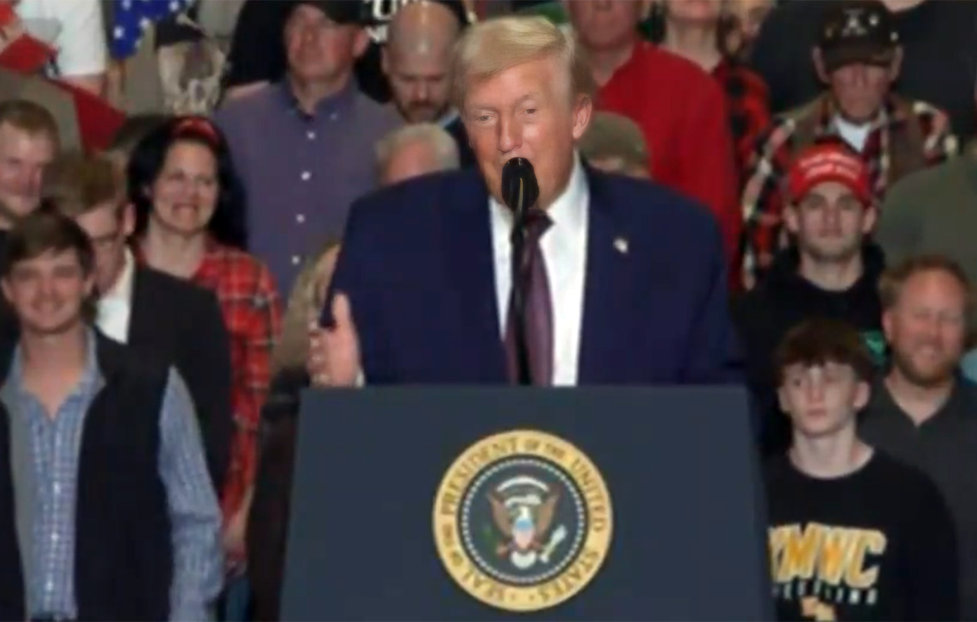 Ο Τραμπ μίλησε για τα εσώρουχα της Μελάνια σε προεκλογική συγκέντρωση &#8211; «Νομίζω ότι τα σιδερώνει»