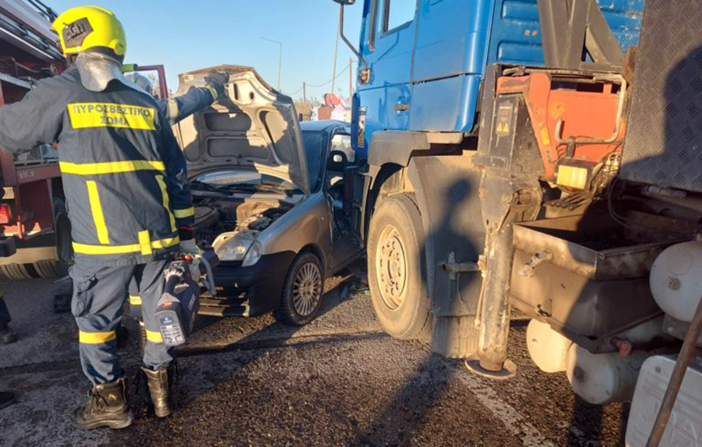Σοβαρό τροχαίο στην Εθνική Οδό Καλαμάτας-Μεσσήνης με δύο αυτοκίνητα και ένα φορτηγό &#8211;  Εγκλωβίστηκαν δύο άτομα