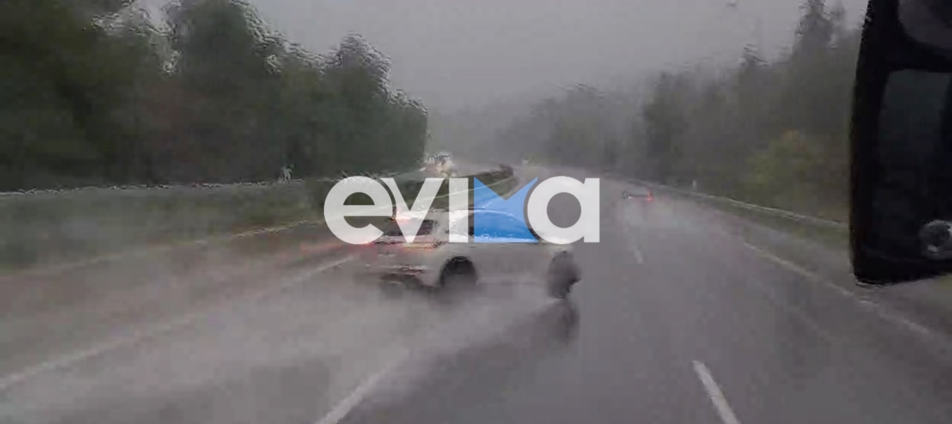 Βίντεο από τη στιγμή που οδηγός χάνει τον έλεγχο του αυτοκινήτου μέσω βροχής και πέφτει πάνω στις μπάρες της Εθνικής Αθηνών &#8211; Λαμίας