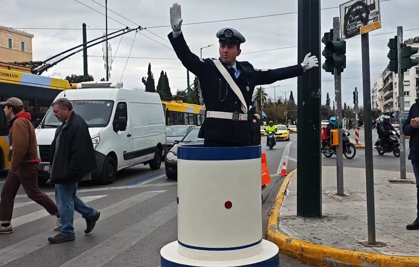 Το «βαρέλι» επέστρεψε στο Σύνταγμα: 90 χρόνια από το πρώτο δώρο στον τροχονόμο &#8211; Πώς καθιερώθηκε το έθιμο