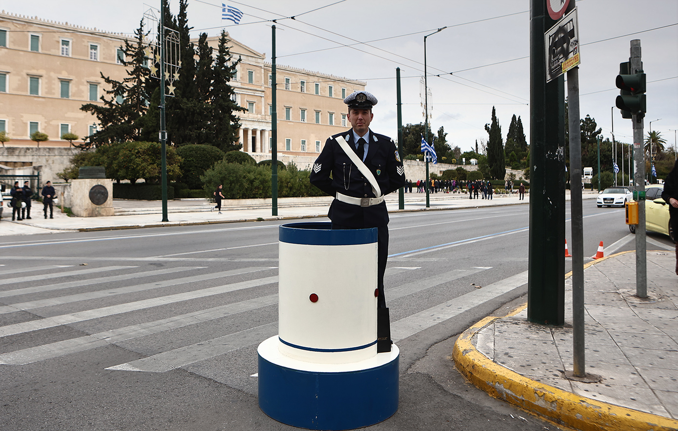 Το «βαρέλι» επέστρεψε στο Σύνταγμα: 90 χρόνια από το πρώτο δώρο στον τροχονόμο &#8211; Πώς καθιερώθηκε το έθιμο