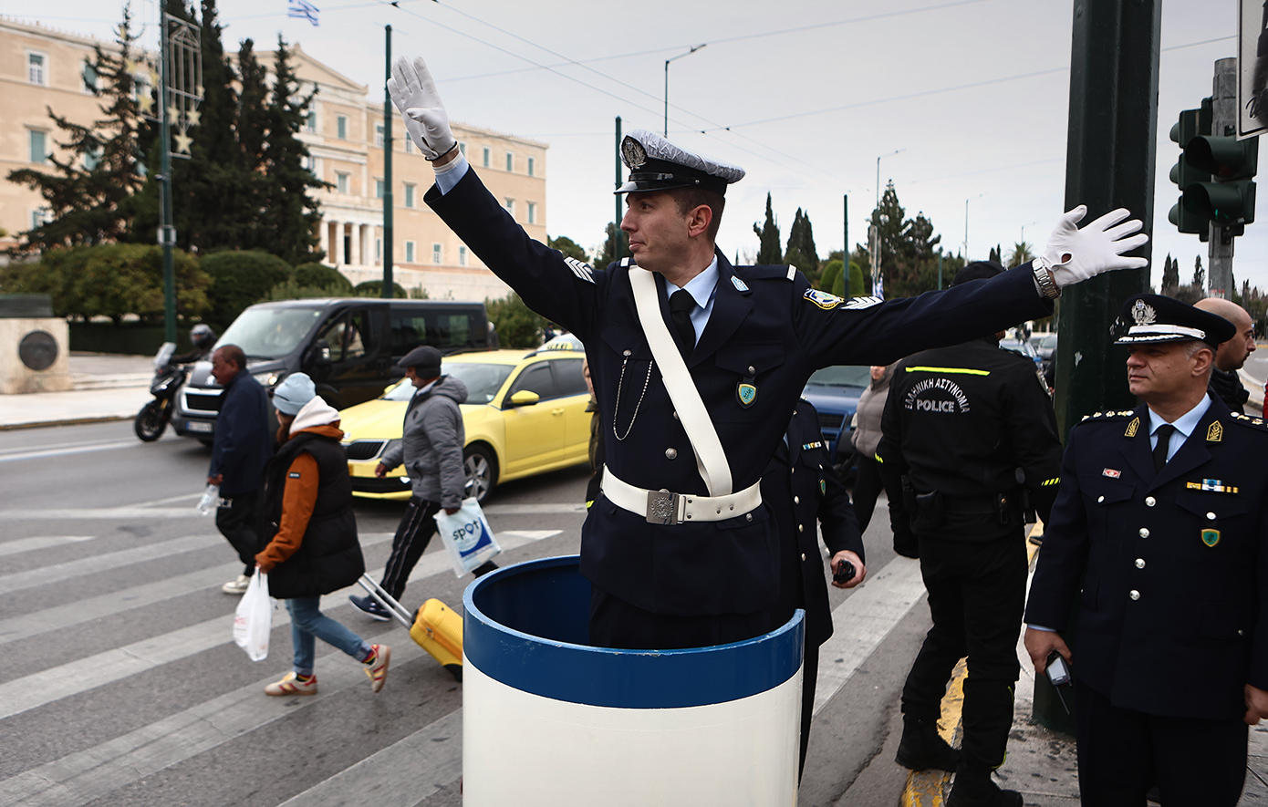 Το «βαρέλι» επέστρεψε στο Σύνταγμα: 90 χρόνια από το πρώτο δώρο στον τροχονόμο – Πώς καθιερώθηκε το έθιμο Το «βαρέλι» επέστρεψε στο Σύνταγμα: 90 χρόνια από το πρώτο δώρο στον τροχονόμο – Πώς καθιερώθηκε το έθιμο