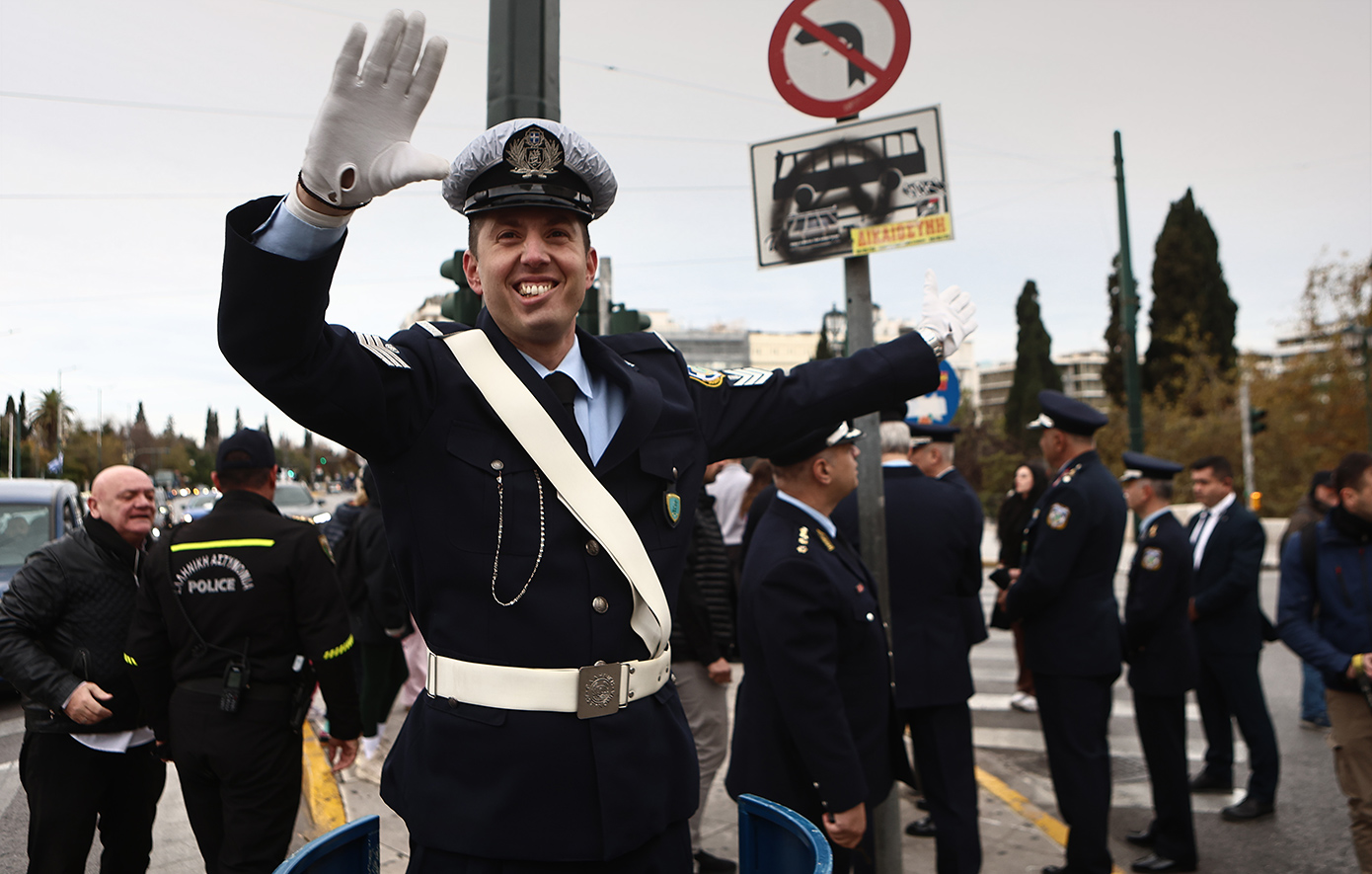 Το «βαρέλι» επέστρεψε στο Σύνταγμα: 90 χρόνια από το πρώτο δώρο στον τροχονόμο – Πώς καθιερώθηκε το έθιμο Το «βαρέλι» επέστρεψε στο Σύνταγμα: 90 χρόνια από το πρώτο δώρο στον τροχονόμο – Πώς καθιερώθηκε το έθιμο