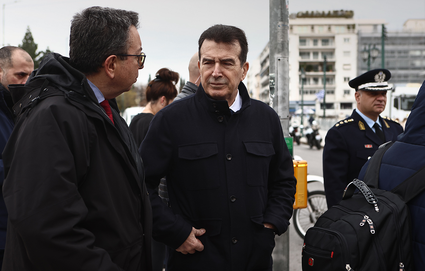 Το «βαρέλι» επέστρεψε στο Σύνταγμα: 90 χρόνια από το πρώτο δώρο στον τροχονόμο – Πώς καθιερώθηκε το έθιμο Το «βαρέλι» επέστρεψε στο Σύνταγμα: 90 χρόνια από το πρώτο δώρο στον τροχονόμο – Πώς καθιερώθηκε το έθιμο