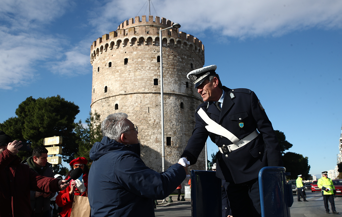 Μια εικόνα από το παρελθόν στη Θεσσαλονίκη &#8211; Ο ιστορικός τροχονόμος στο βαρέλι του, στον Λευκό Πύργο