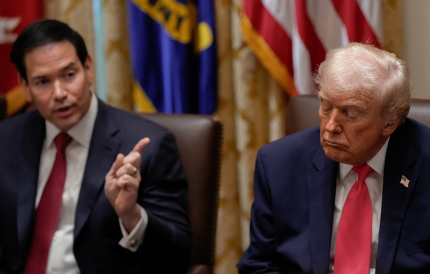 Κουρασμένος ο Τραμπ στο υπουργικό συμβούλιο των ΗΠΑ &#8211; Τα βίντεο που τον δείχνουν να κλείνει τα μάτια του