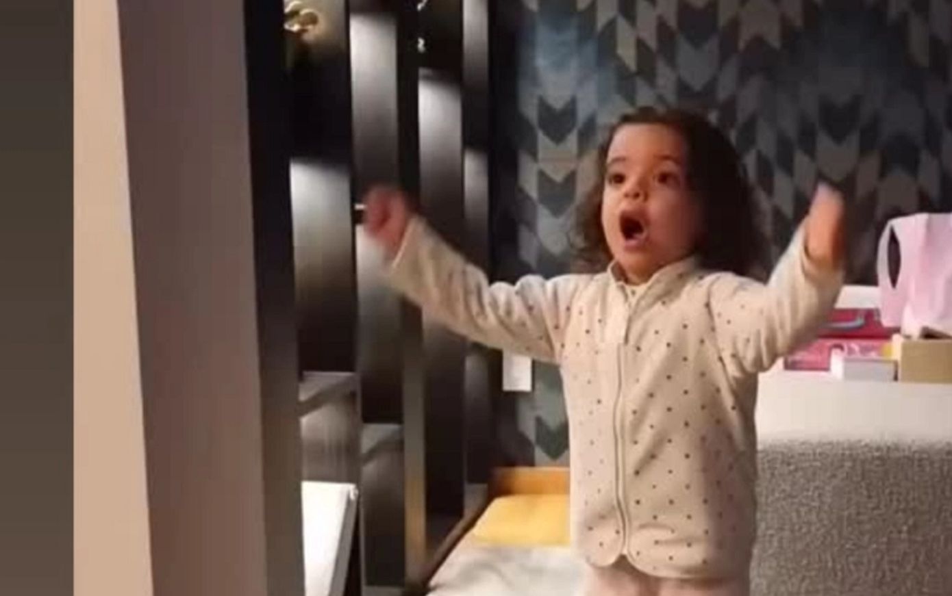 Ολυμπιακός: Η κόρη του Τσικίνιο τραγουδά σε εξαιρετικά ελληνικά τον ύμνο της ομάδας &#8211; Δείτε βίντεο