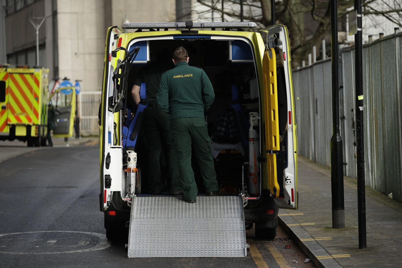 Τραγικός θάνατος 18χρονου στη Βρετανία &#8211; Παρασύρθηκε από αυτοκίνητο όταν βγήκε από ασθενοφόρο