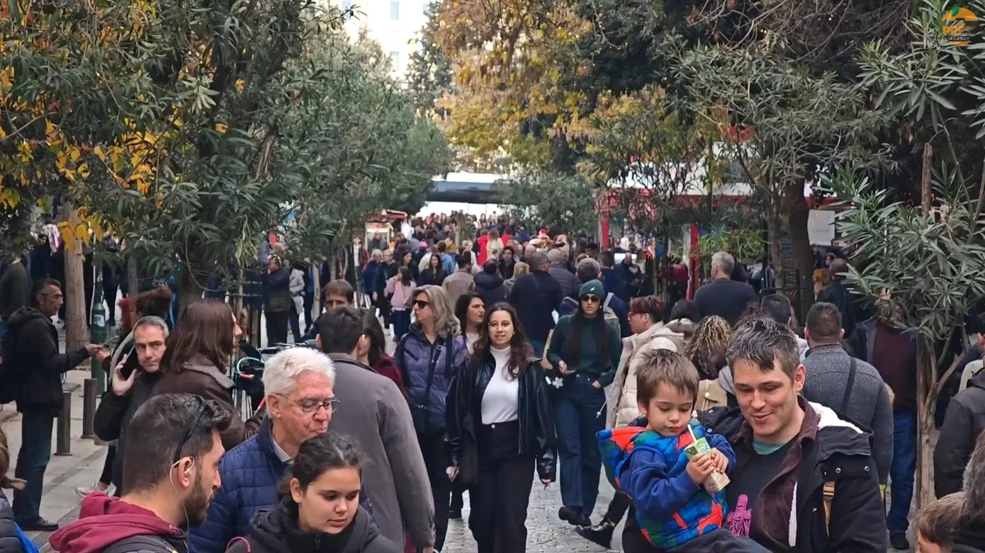 Κοσμοπλημμύρα στο κέντρο της Αθήνας για τα δώρα των εορτών