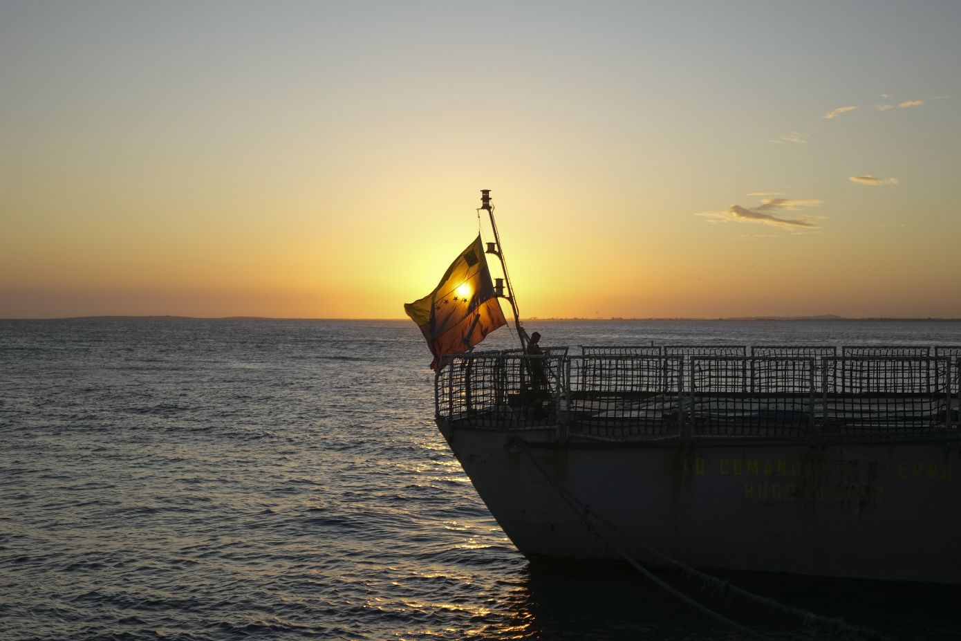 Κλιμακώνει την πίεση στον Μαδούρο ο Τραμπ με το πρώτο χερσαίο πλήγμα στη Βενεζουέλα: Το drone της CIA και η κατεστραμμένη προκυμαία