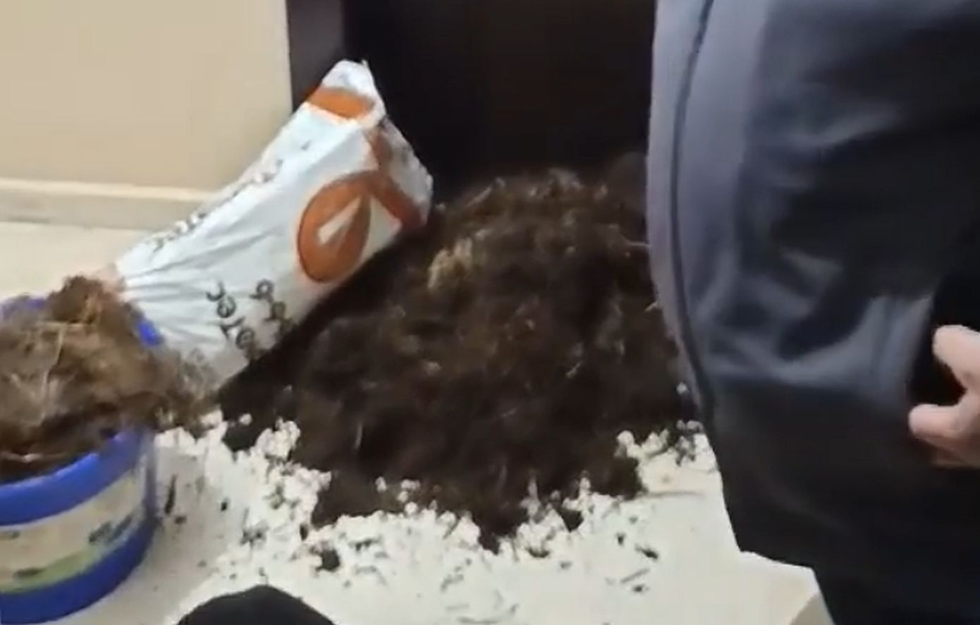 Αγρότες πέταξαν άχυρο και κοπριά στο γραφείο του βουλευτή της ΝΔ στη Φλώρινα, Σταύρου Παπασωτηρίου &#8211; Δείτε βίντεο