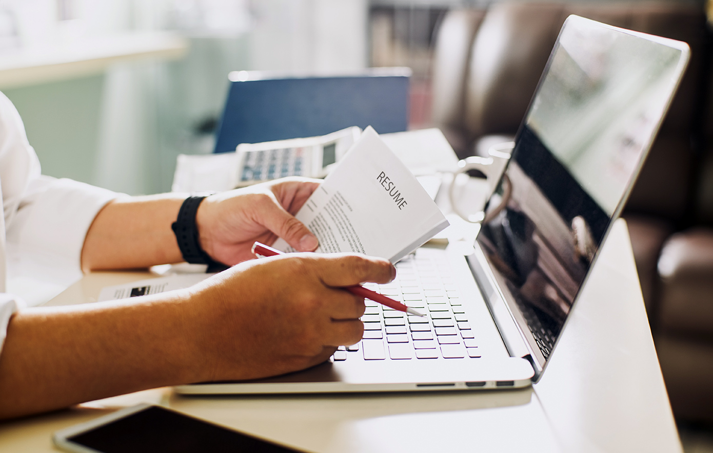 Τι είναι οι «δουλειές φαντάσματα» και γιατί οι εταιρείες δημοσιεύουν αγγελίες για αυτές