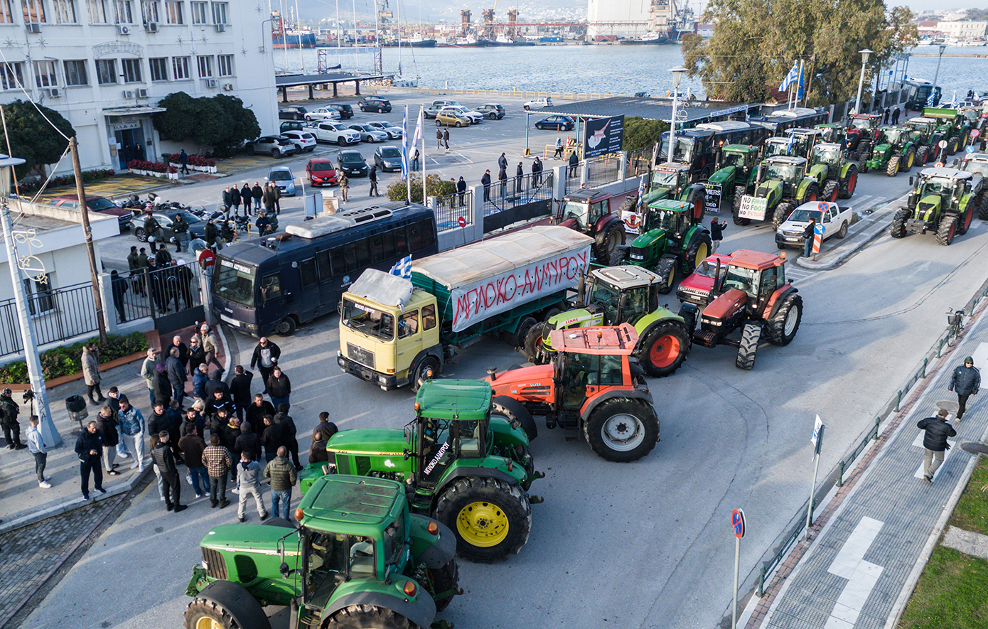 Στο λιμάνι του Βόλου οι αγρότες &#8211; «Αστακός» η περιοχή από τις ισχυρές αστυνομικές δυνάμεις &#8211; Στην κινητοποίηση και οι αλιείς