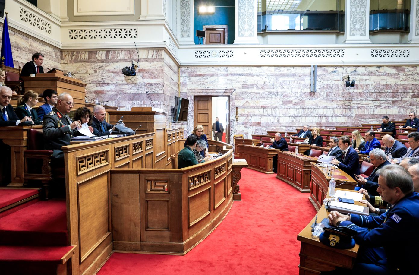 Ένταση στη Βουλή με τον «γαλάζιο» Καιρίδη να κατηγορεί τον Δένδια επειδή απουσίαζε από τη συζήτηση του νομοσχεδίου για τις Ένοπλες Δυνάμεις