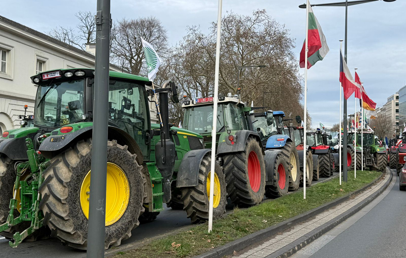 Πεδίο μάχης οι Βρυξέλλες: Χιλιάδες αγρότες με τρακτέρ στους δρόμους, φωτιές και χημικά από την αστυνομία