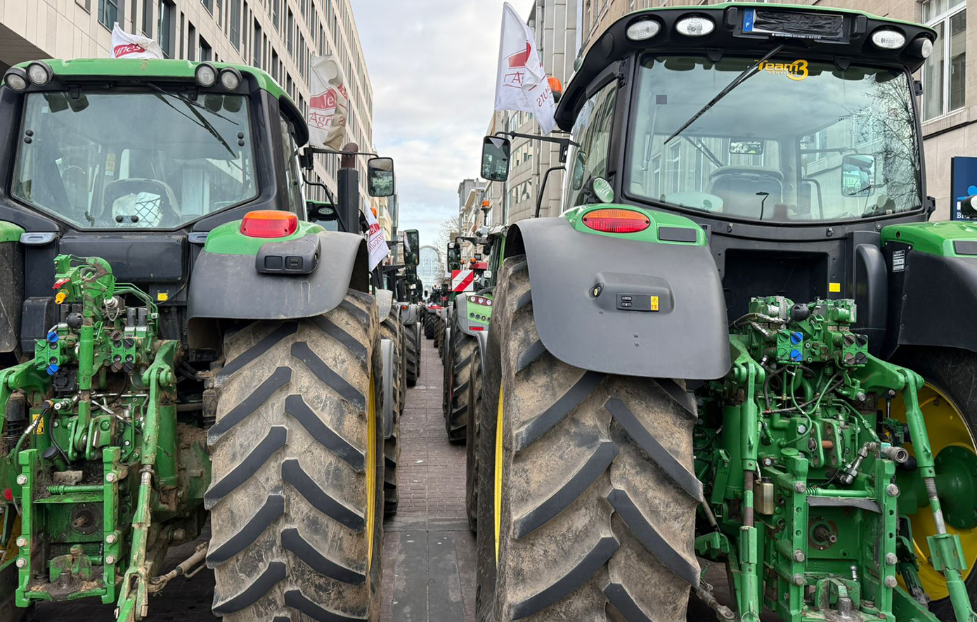 Πεδίο μάχης οι Βρυξέλλες: Χιλιάδες αγρότες με τρακτέρ στους δρόμους, φωτιές και χημικά από την αστυνομία