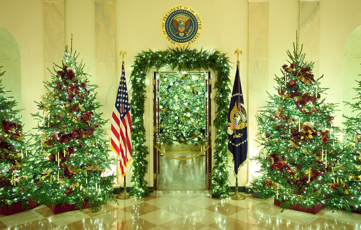 Μελάνια Τραμπ: Εγκαινιάζει τον φετινό χριστουγεννιάτικο στολισμό του Λευκού Οίκου με 51 δέντρα