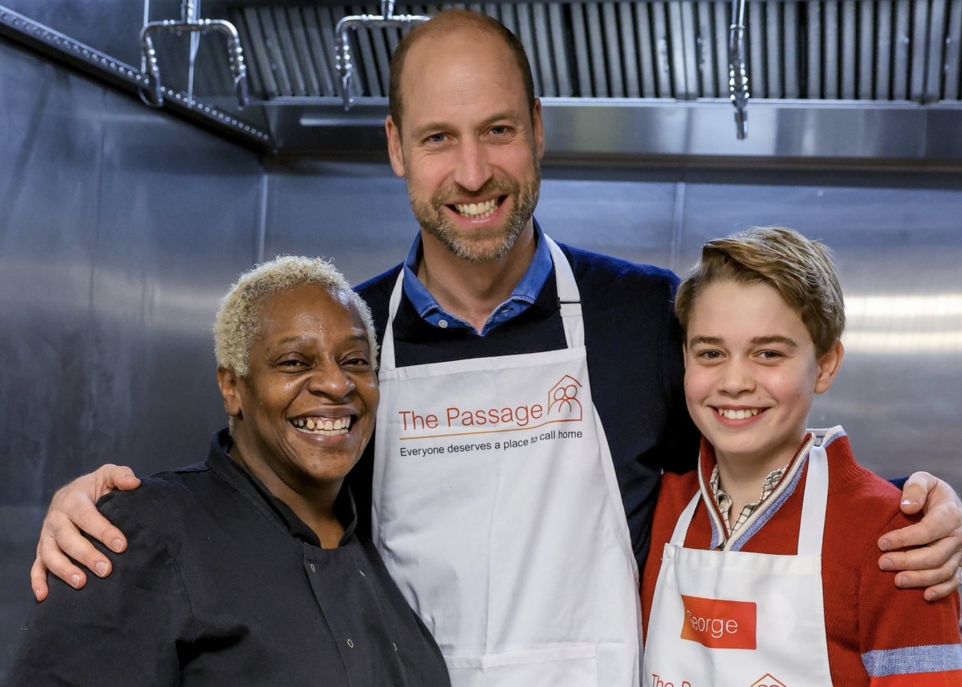 Ο πρίγκιπας Ουίλιαμ και ο 12χρονος γιος του, Τζορτζ ετοίμασαν χριστουγεννιάτικα γεύματα για άστεγους &#8211; Βίντεο και φωτογραφίες