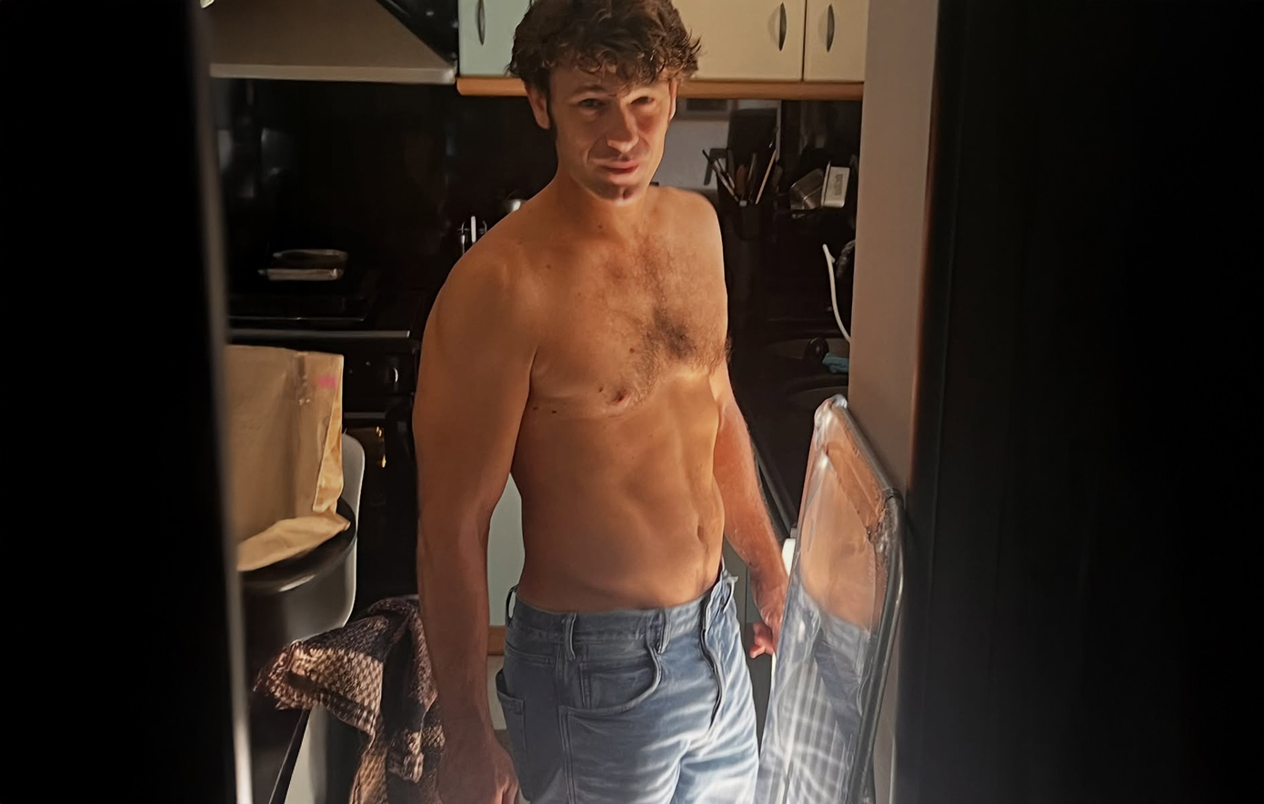 O Αποστόλης Τότσικας όπως δεν τον έχετε ξαναδεί: Η Ρούλα Ρέβη τον «συνέλαβε» μετά το σούπερ μάρκετ