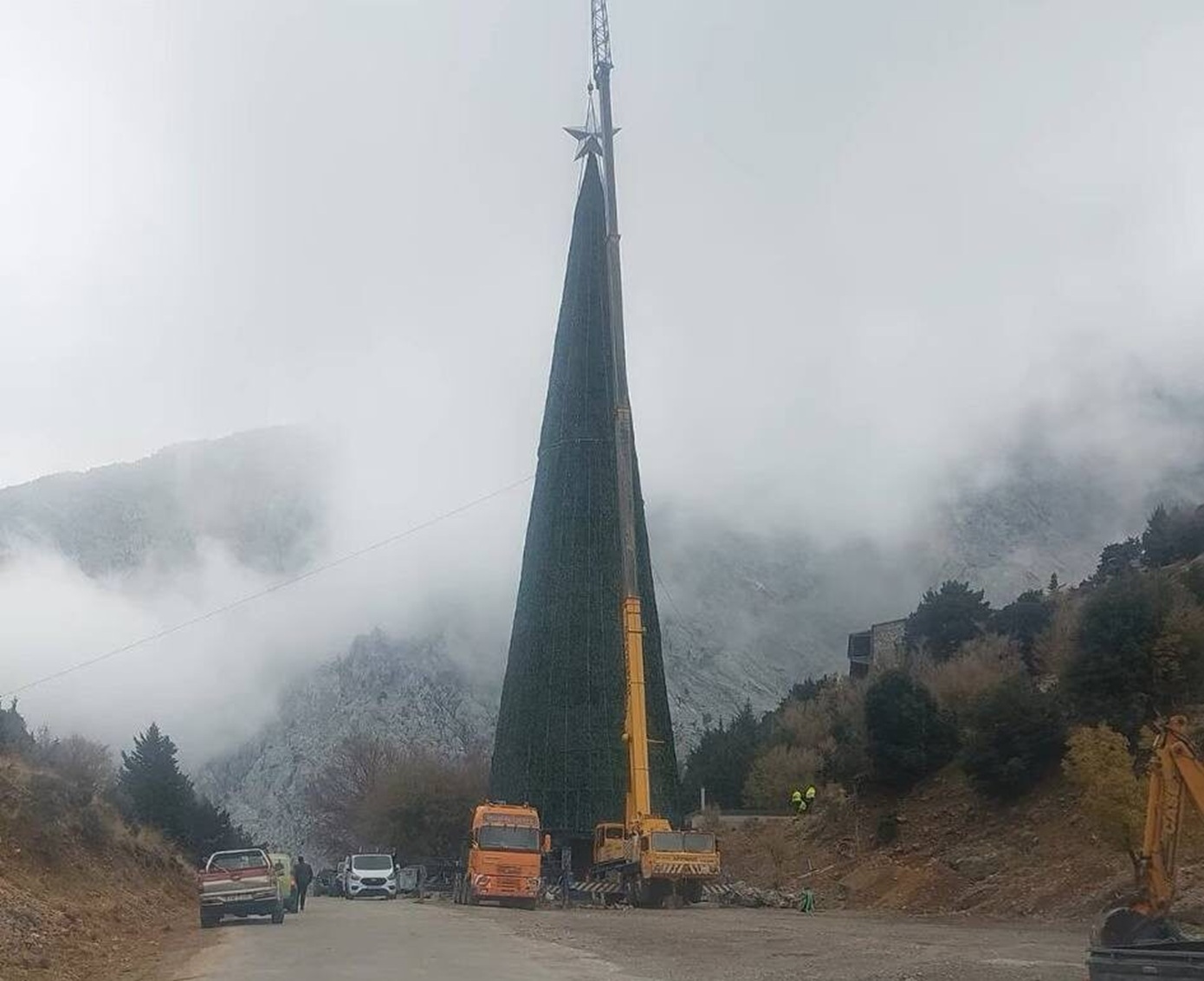 Χανιά: Το μεγαλύτερο χριστουγεννιάτικο δέντρο της Ευρώπης θα φωταγωγηθεί έξω από το φαράγγι της Σαμαριάς