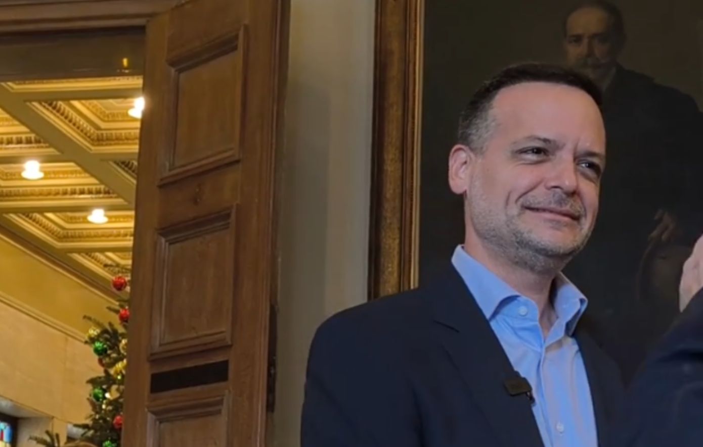 Χριστουγεννιάτικες μελωδίες στο δημαρχείο της Αθήνας: Τα κάλαντα στον Χάρη Δούκα