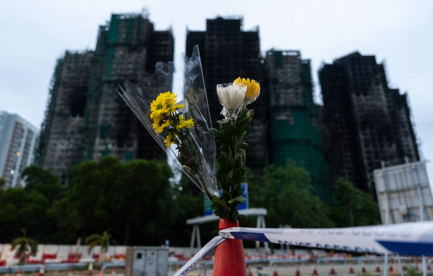 Λαϊκή οργή Χονγκ Κονγκ μετά την τραγωδία στους ουρανοξύστες που τυλίχθηκαν στις φλόγες &#8211; Στις 13 οι συλλήψεις