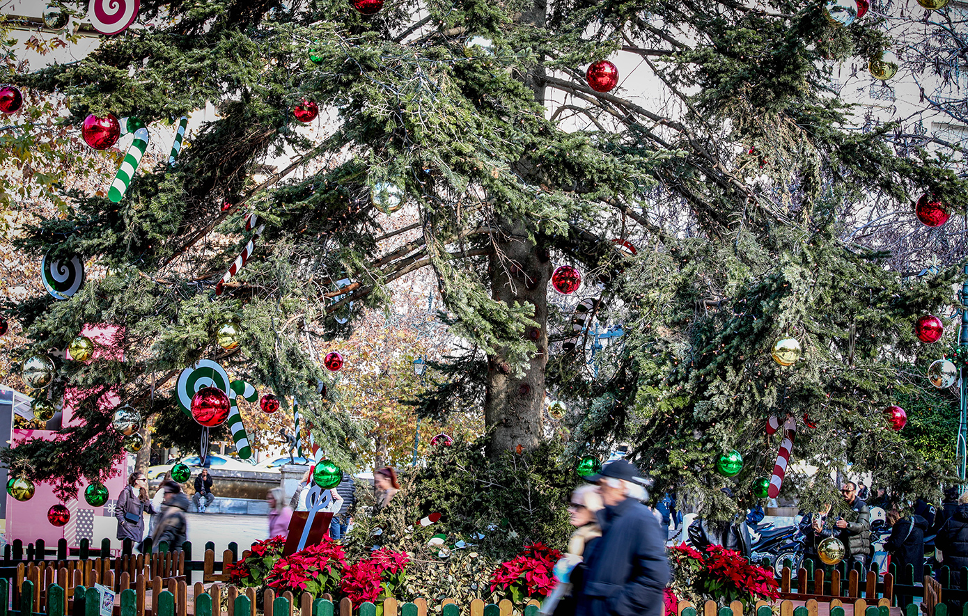 «Δεν είναι όπως παλιά, αλλά όλοι κάτι ψωνίζουν», λένε οι καταστηματάρχες για το εορταστικό ωράριο &#8211; «Μάχη» με το ηλεκτρονικό εμπόριο