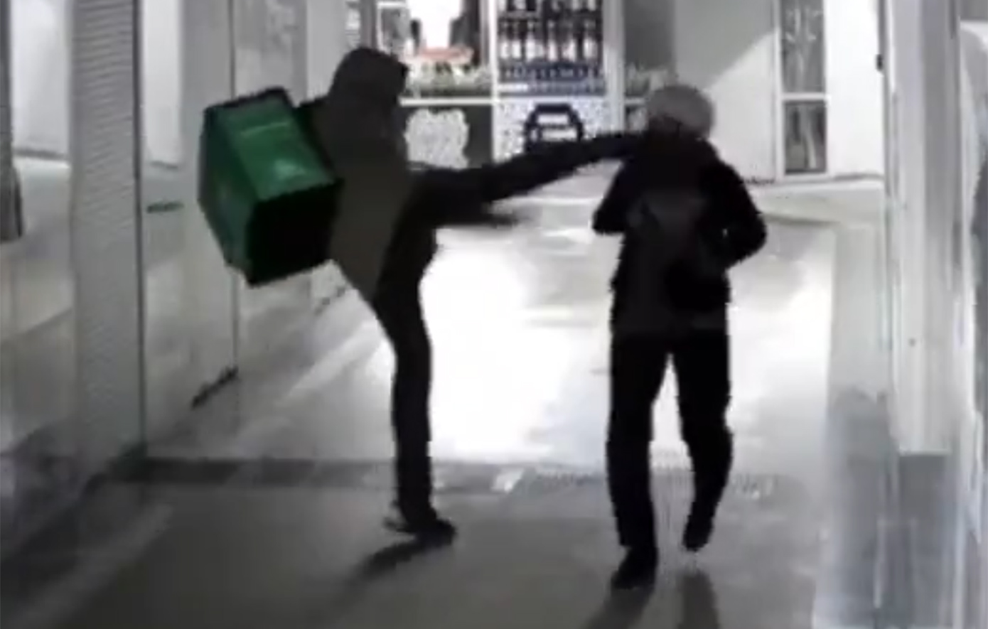 Η σοκαριστική στιγμή που ντελιβεράς κλοτσάει ηλικιωμένη στο κεφάλι χωρίς λόγο &#8211; Δείτε βίντεο