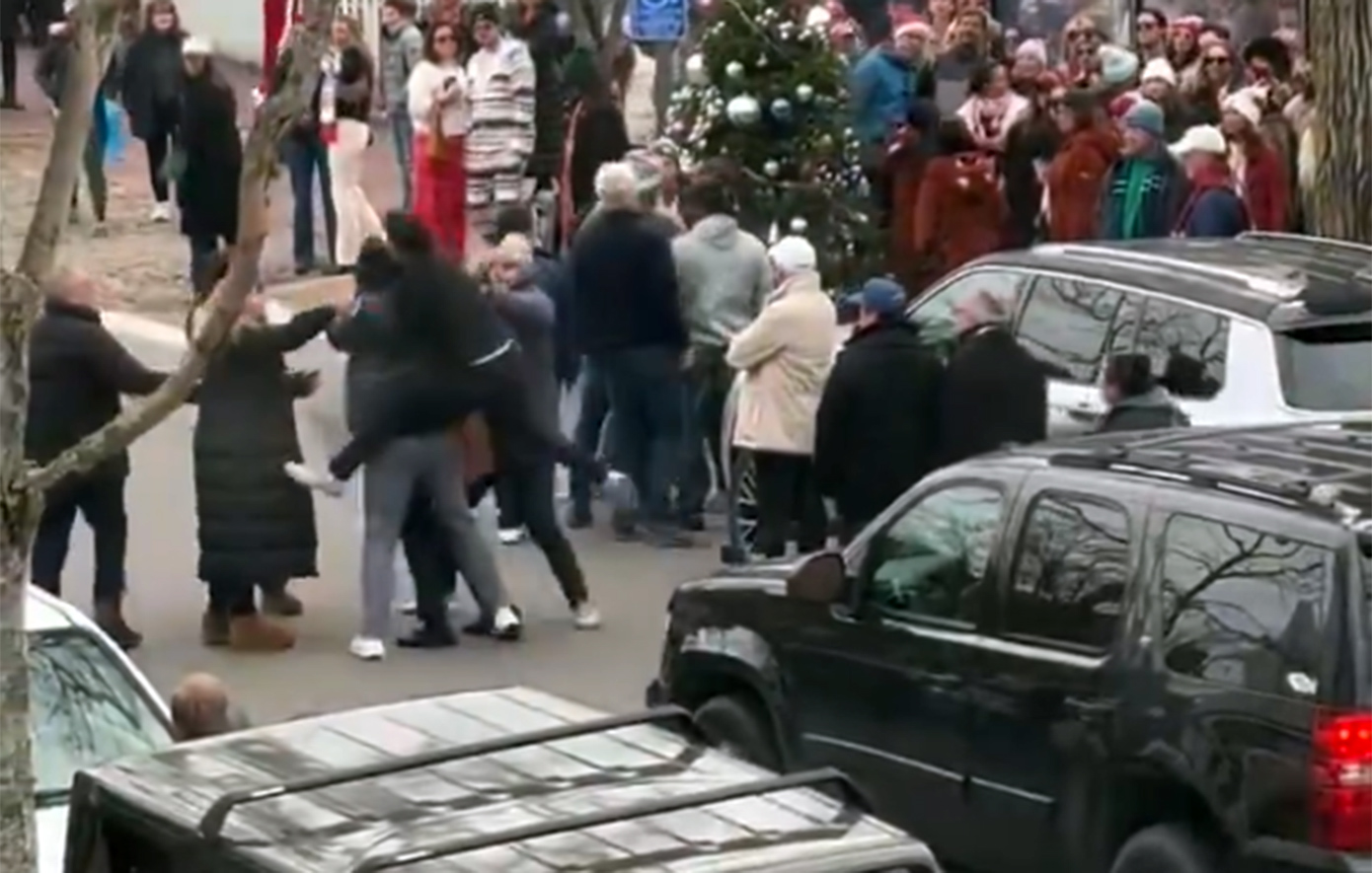 Έπεσε ξύλο&#8230; με Ralph Lauren και Burberry σε πολυτελή χριστουγεννιάτικη γιορτή στις ΗΠΑ &#8211; «Εικοσάρηδες εναντίον εξηντάρηδων»