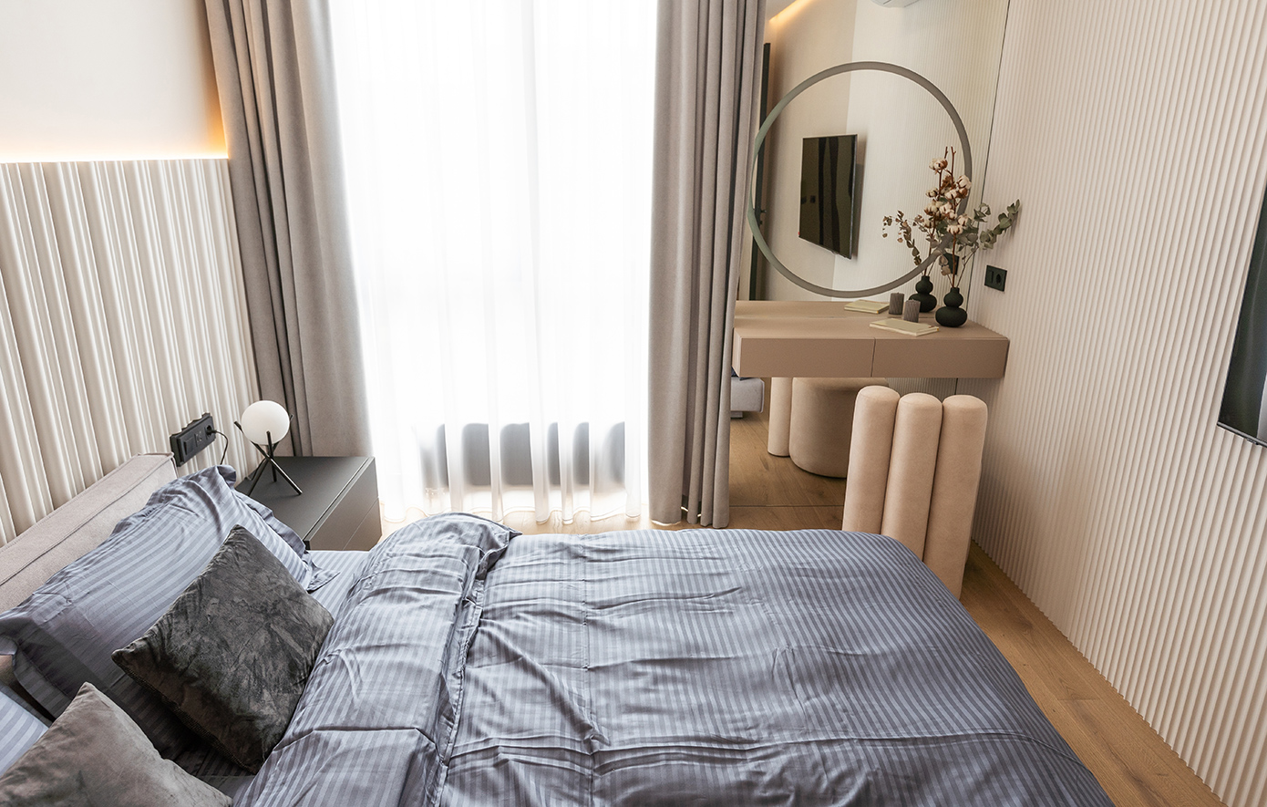 Τα χρώματα και οι τεχνικές βαφής που αναδεικνύουν ένα μικρό υπνοδωμάτιο