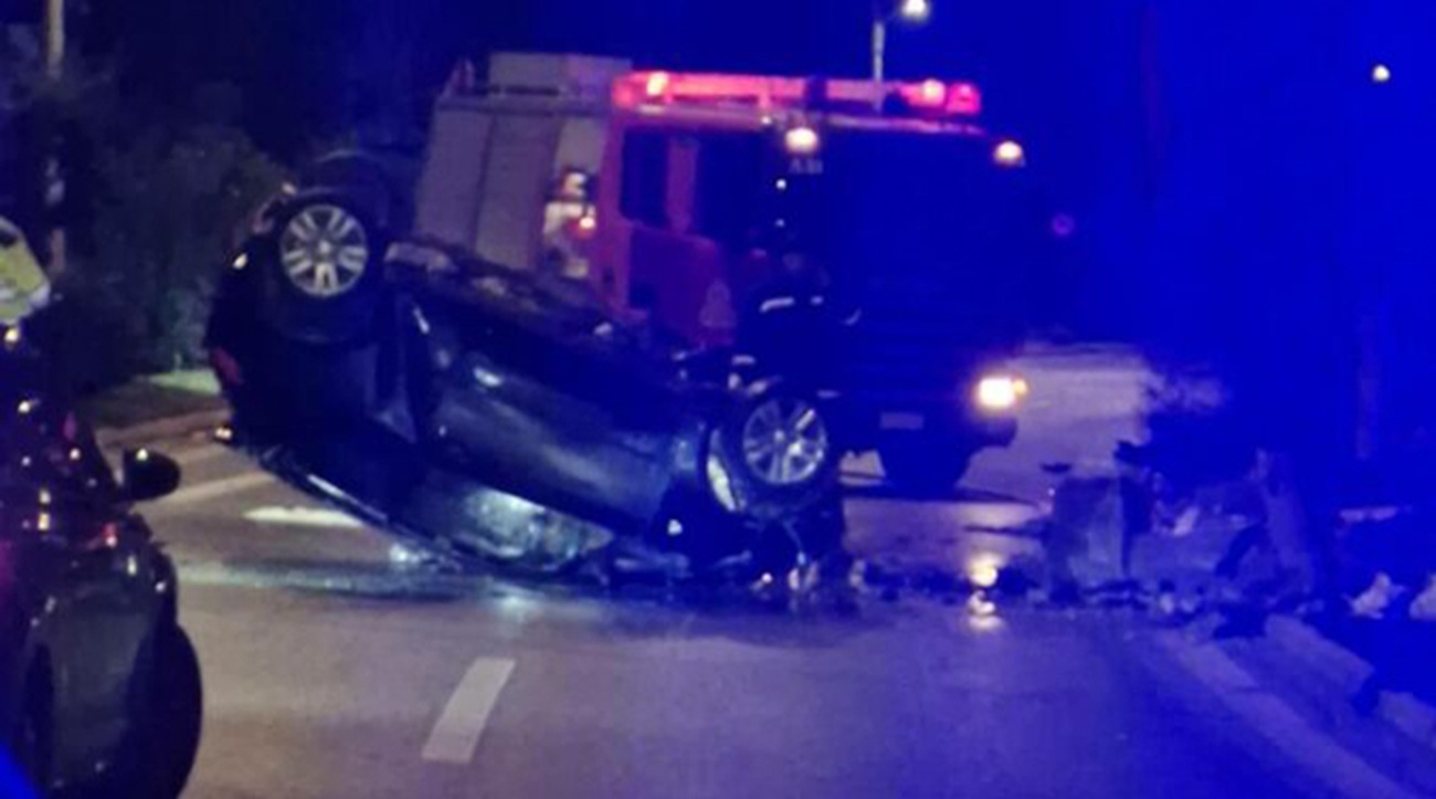 Τρομακτικές εικόνες από το θανατηφόρο τροχαίο στο Μαρκόπουλο &#8211; Το ΙΧ του 23χρονου έπεσε πάνω σε μάντρα σπιτιού και ανατράπηκε