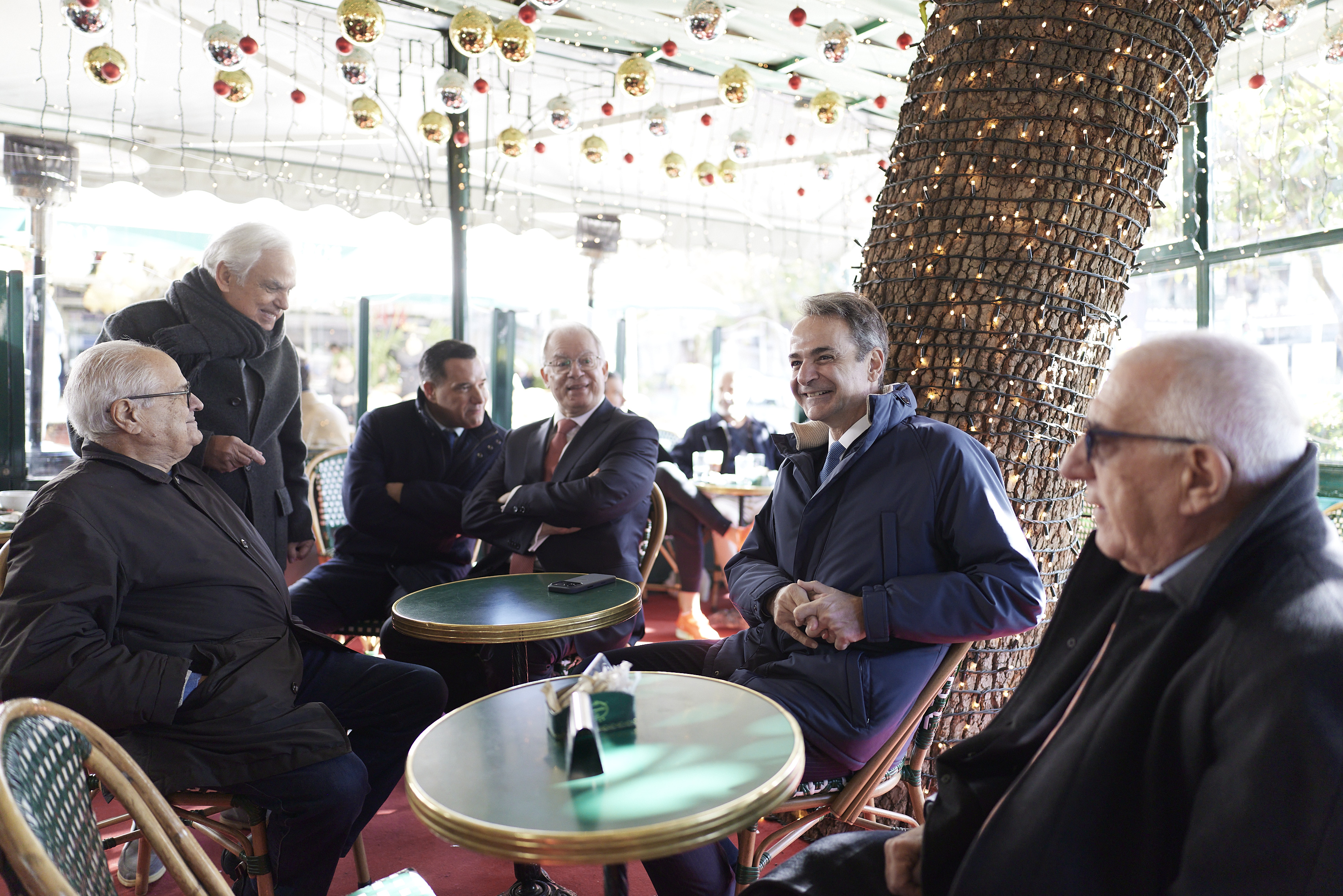 Πρωτοχρονιάτικος πολιτικός καφές Μητσοτάκη-Τασούλα στο Κολωνάκι &#8211; Με ευχές και συνομιλίες με πολίτες ξεκίνησε το 2026