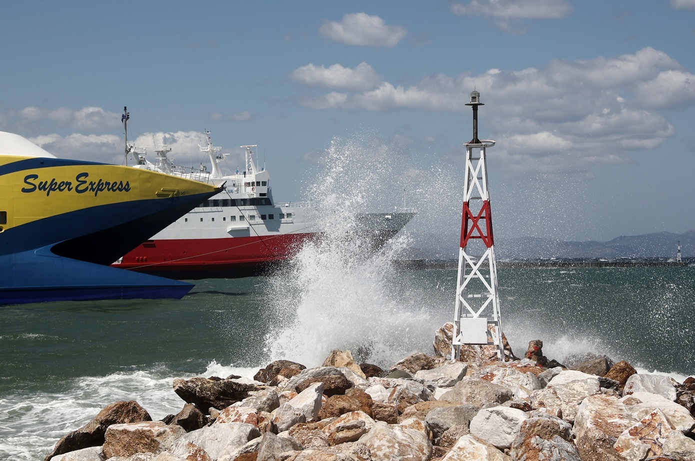 Απαγορευτικό απόπλου από Πειραιά και Ραφήνα για τις Κυκλάδες &#8211; Ισχυροί νοτιάδες σαρώνουν το Αιγαίο