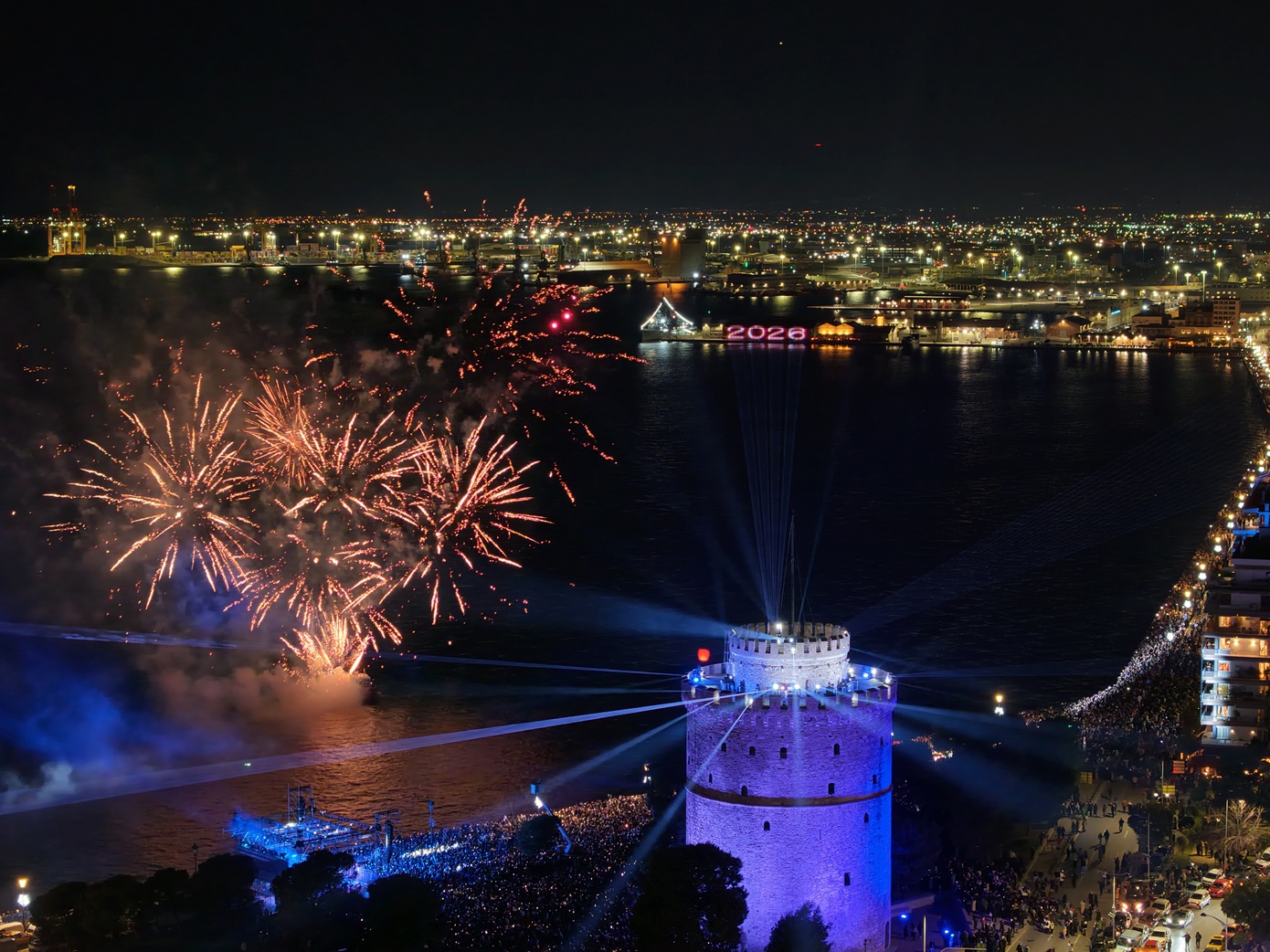 Η Θεσσαλονίκη υποδέχτηκε το 2026 με ένα εντυπωσιακό laser show και χιλιάδες κόσμου στο Λευκό Πύργο