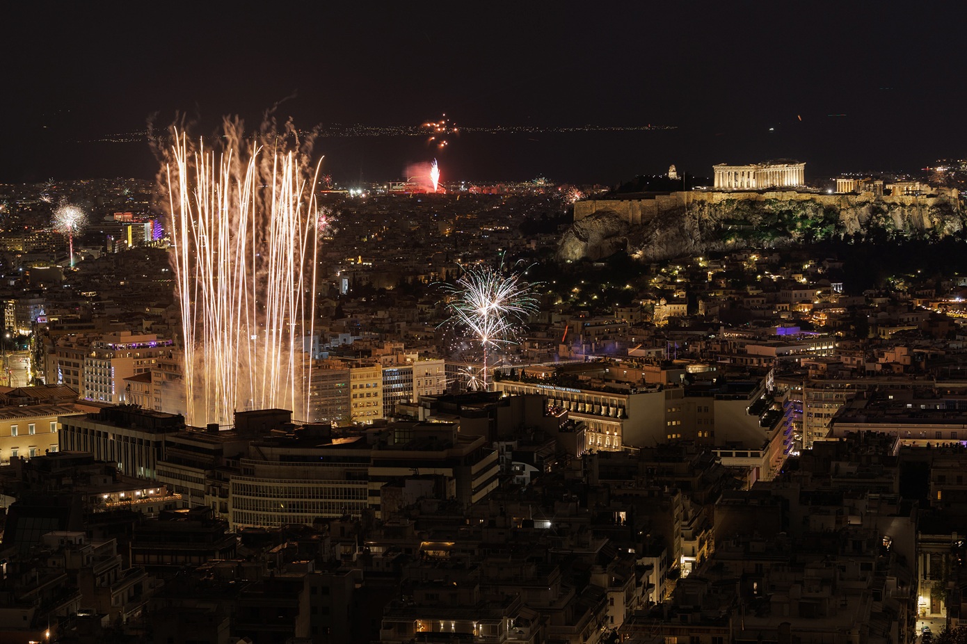 Με μουσική, drone show και αθόρυβα πυροτεχνήματα η Αθήνα υποδέχθηκε το 2026