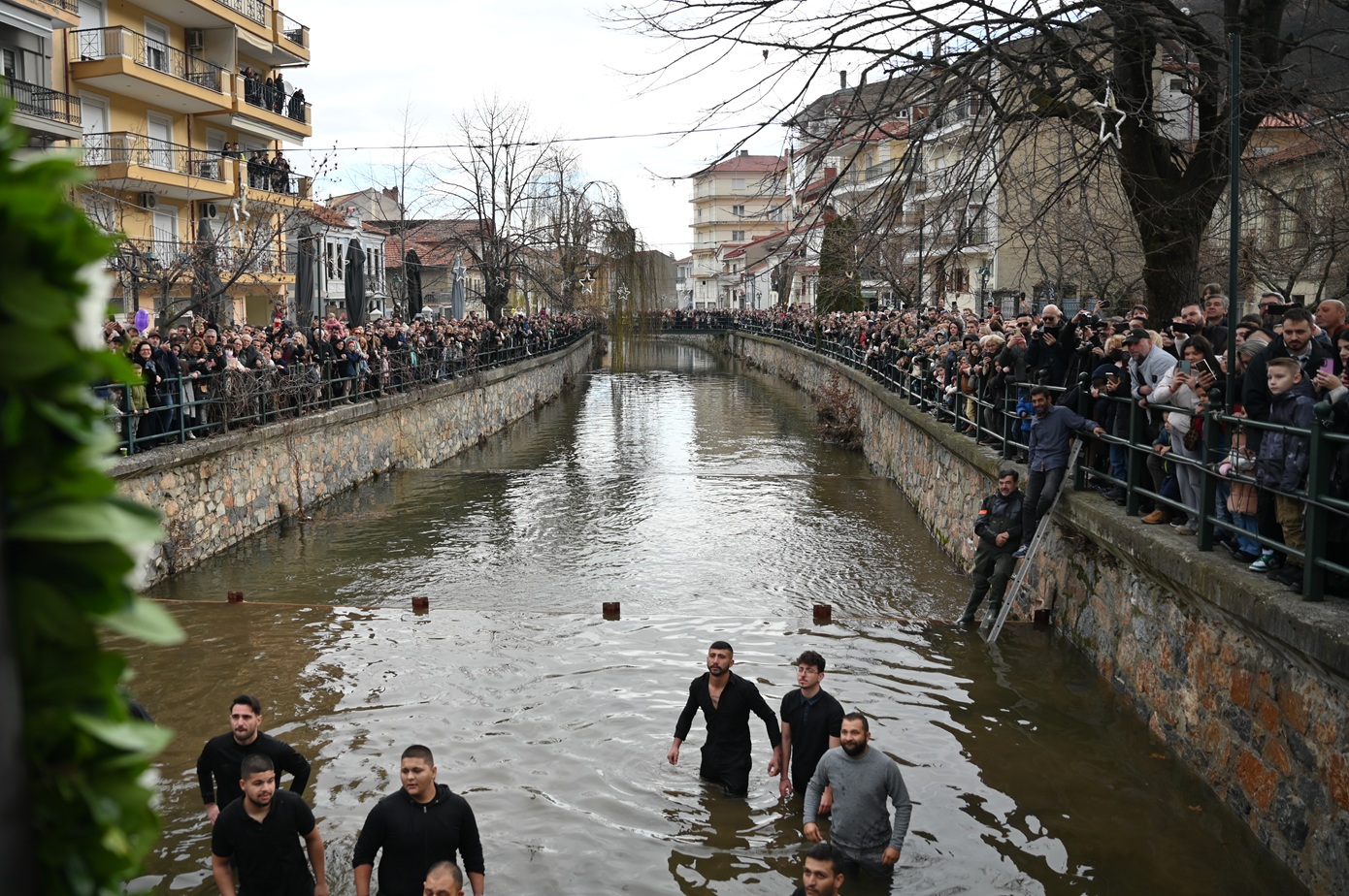 «Τίμιο ξύλο» στη Φλώρινα: Βούτηξαν να πιάσουν τον Σταυρό και πλακώθηκαν μπροστά στον υπουργό Άμυνας, Νίκο Δένδια