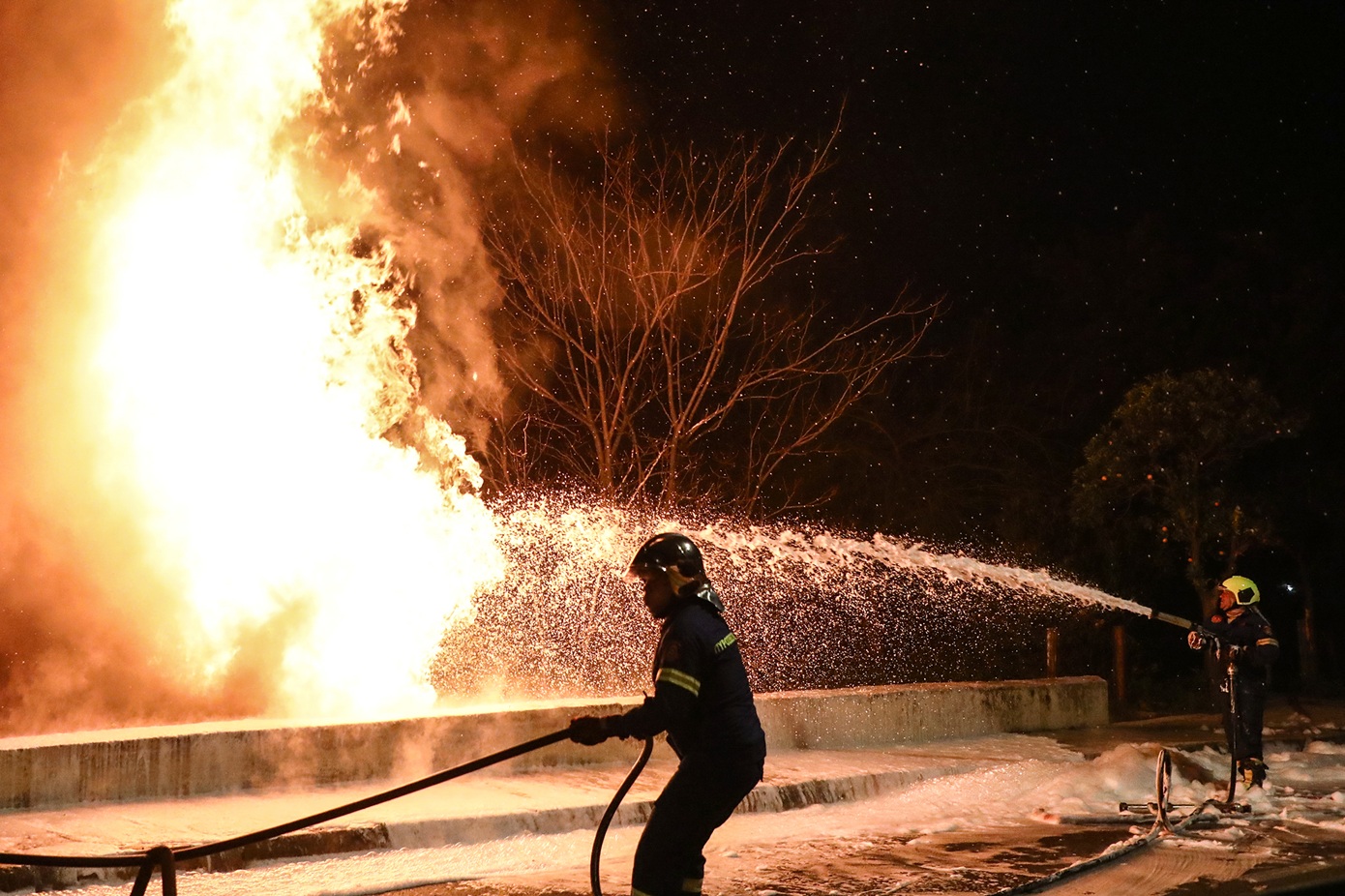 Υπό έλεγχο η μεγάλη φωτιά στο Πέραμα κοντά σε δεξαμενές καυσίμων &#8211; «Παραλίγο να τιναχτεί όλη η περιοχή στον αέρα»