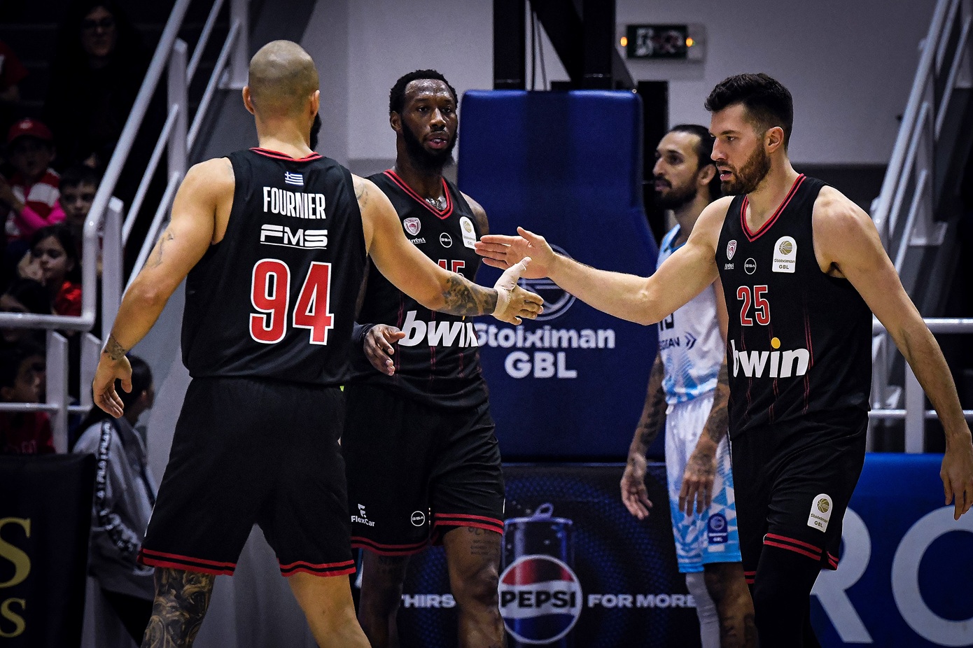 Κολοσσός &#8211; Ολυμπιακός 85-98: Ίδρωσαν για να περάσουν από τη Ρόδο οι Ερυθρόλευκοι σε ματς με αποβολές και νεύρα