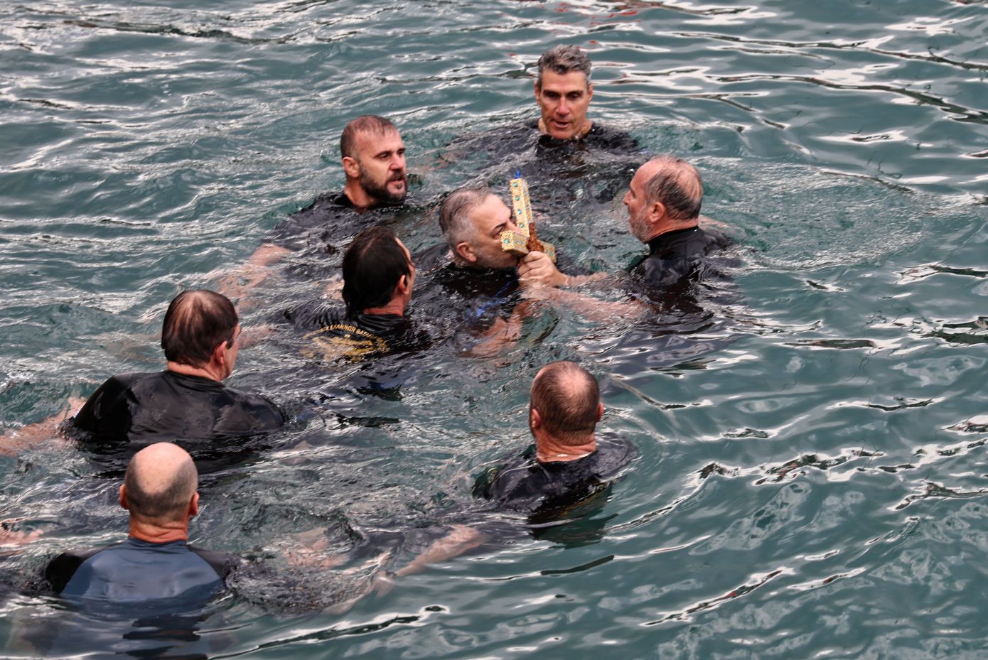 Θεοφάνια: Με λαμπρότητα ο Καθαγιασμός των Υδάτων στον Πειραιά &#8211; Το μήνυμα του Προέδρου της Δημοκρατίας