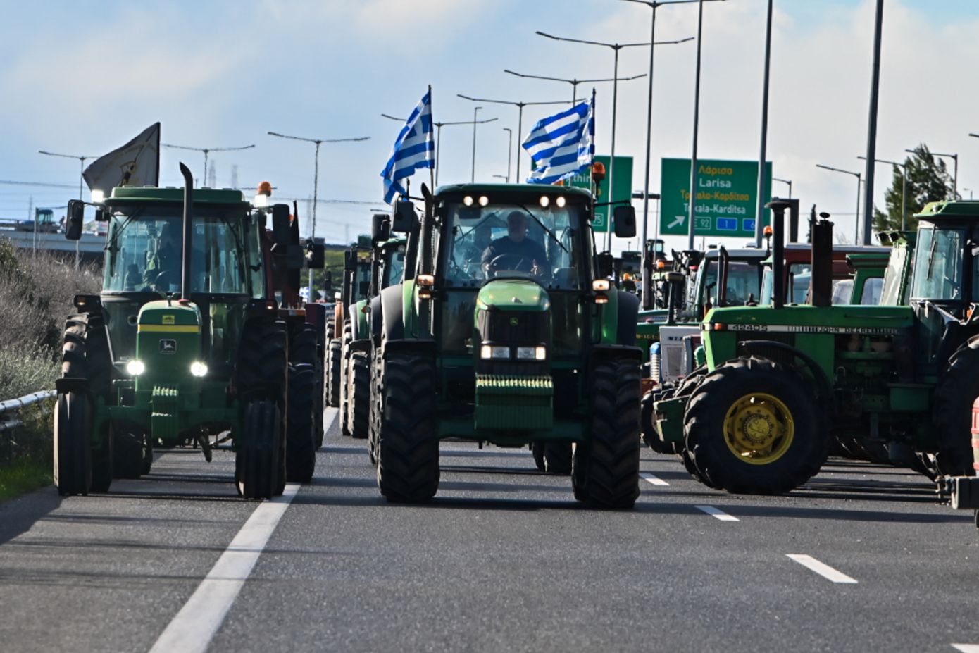 Κομμένη στα δύο η χώρα: Αγρότες απέκλεισαν τις σήραγγες στα Τέμπη &#8211; Η ΕΛ.ΑΣ. διέκοψε την κυκλοφορία των οχημάτων