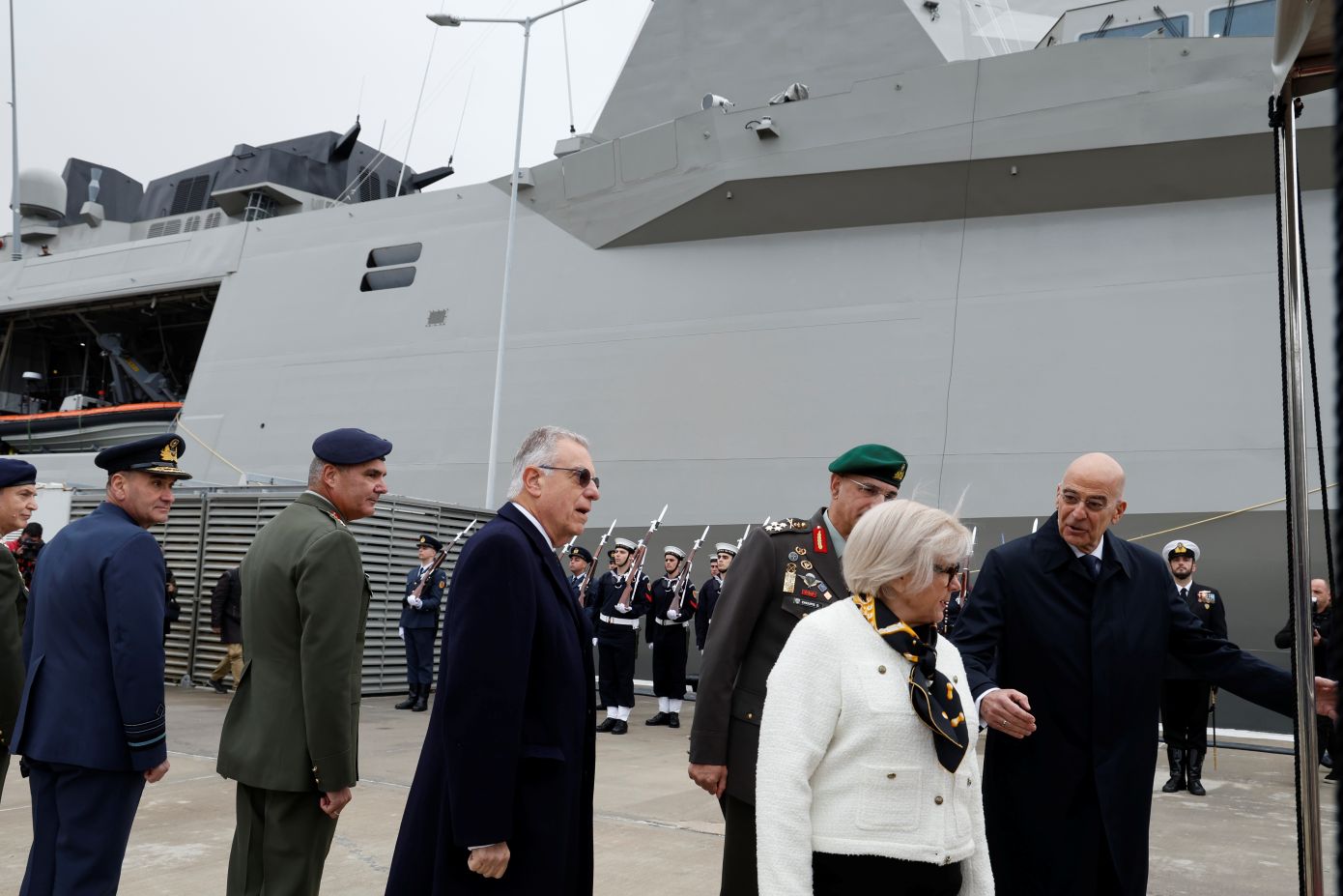 Η άφιξη Δένδια και Βοτρίν στον Ναύσταθμο Σαλαμίνας και η είσοδος στην υπερσύγχρονη φρεγάτα «Κίμων»