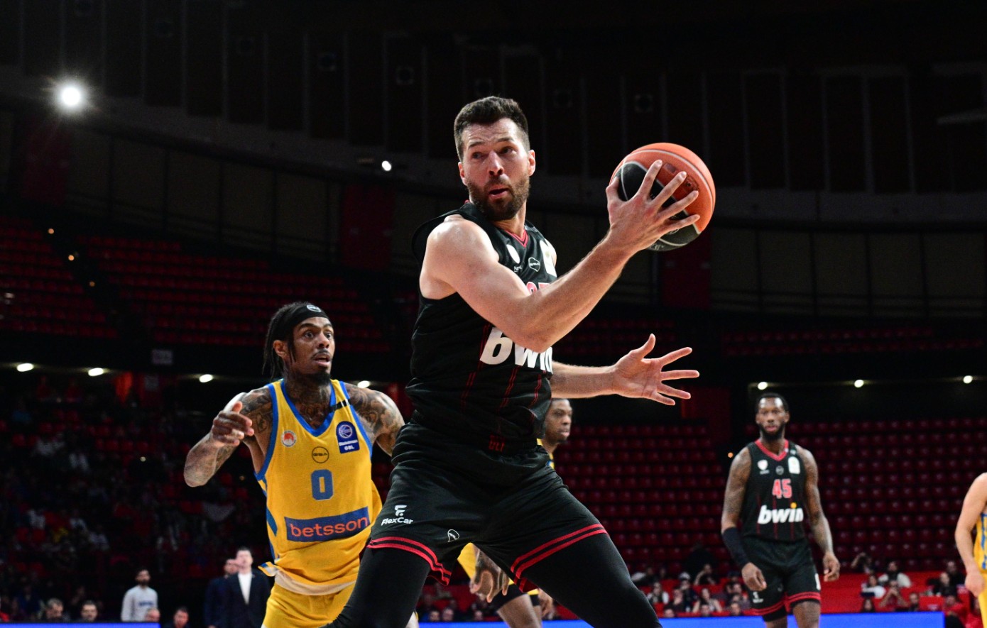 Stoiximan Basket League: Ο Ολυμπιακός συνεχίζει αήττητος συντρίβοντας και το Περιστέρι