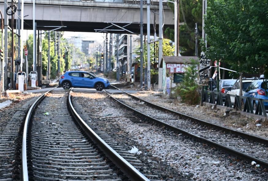 Όχημα ακινητοποιήθηκε πάνω στις ράγες και ο οδηγός του το εγκατέλειψε &#8211; Καθυστερήσεις στον Προαστιακό