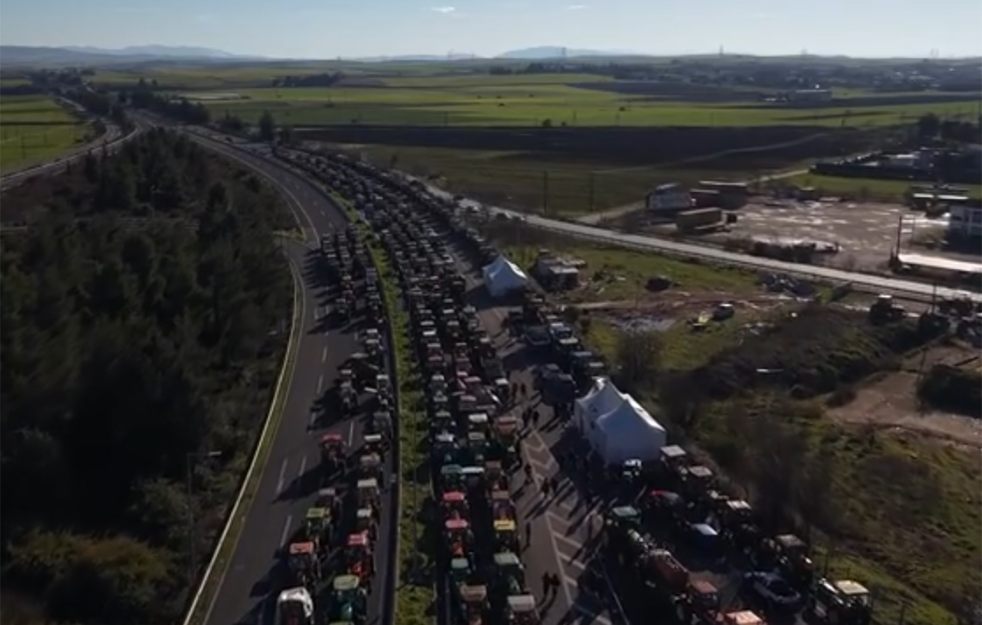 Οι αγρότες «πλημμύρισαν» με τα τρακτέρ τον Πλατύκαμπο Λάρισας &#8211; Δείτε εικόνα από drone