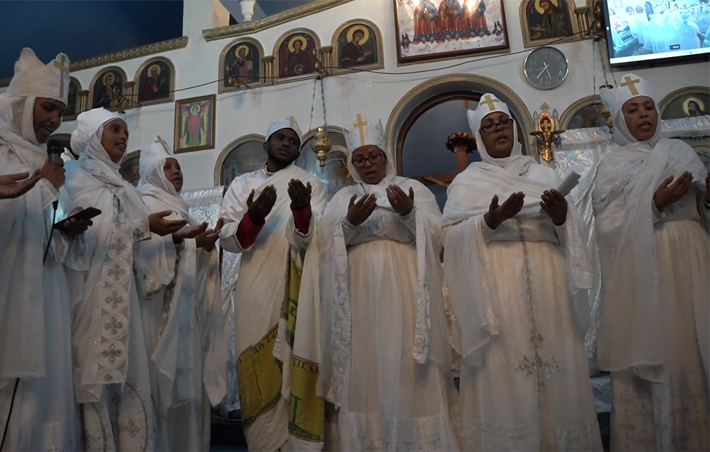 Οι Αιθίοπες της Αθήνας γιόρτασαν τη Γέννηση ντυμένοι στα λευκά και υπό τους ήχους του «Κεμπέρο» &#8211; Δείτε το βίντεο